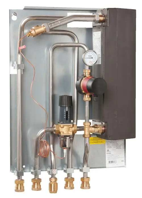 Durchlauferhitzer mit verschiedenen Rohrleitungen und Anschlüssen, ausgestattet mit einem Manometer und einer Druckregelung, hergestellt von Danfoss.